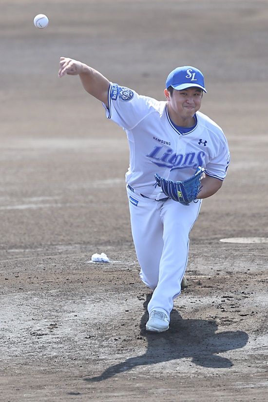 삼성 라이온즈 투수 최원태가 19일 일본 오키나와 온나손 아카마 구장에서 열린 주니치 드래곤즈와 연습 경기에 선발 등판해 투구하고 있다. 삼성 라이온즈
