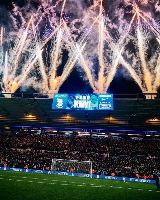 크리스 데이비스 감독이 이끄는 버밍엄이 19일(한국시간) 영국 버밍엄에 있는 홈구장 세인트 앤드루스 경기장에서 열린 브래드포드와의 2024-2025시즌 잉글랜드풋볼리그(EFL) 트로피 준결승에서 2-1로 승리했다.&nbsp; 이미 카라바오컵과 FA컵에서 떨어진 버밍엄은 2~4부 팀들이 참가하는 EFL 트로피 대회에서 결승에 진출하며 영국 축구의 성지 웸블리 스타디움에서 트로피 도전에 나서게 된다.&nbsp;버밍엄