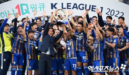 크리스 데이비스 감독이 이끄는 버밍엄이 19일(한국시간) 영국 버밍엄에 있는 홈구장 세인트 앤드루스 경기장에서 열린 브래드포드와의 2024-2025시즌 잉글랜드풋볼리그(EFL) 트로피 준결승에서 2-1로 승리했다.&nbsp; 이미 카라바오컵과 FA컵에서 떨어진 버밍엄은 2~4부 팀들이 참가하는 EFL 트로피 대회에서 결승에 진출하며 영국 축구의 성지 웸블리 스타디움에서 트로피 도전에 나서게 된다.&nbsp;엑스포츠뉴스DB