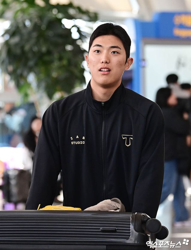 KIA 타이거즈 선수단이 스프링캠프를 위해 23일 오전 인천국제공항을 통해 미국으로 출국했다. KIA 이의리가 출국장으로 향하고 있다. 엑스포츠뉴스 DB