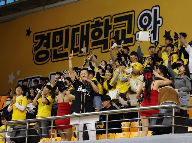 KB배구단은 19일 '도드람 2024-2025시즌' 잔여 정규리그 및 포스트시즌 일정 홈 경기 모두 ‘경민대학교 기념관’에서 치르기로 결정했다. 현재 7전 전승 '경민불패' 행진을 이어가려 한다. KB 배구단