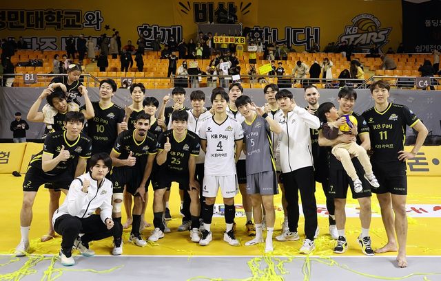 KB배구단은 19일 '도드람 2024-2025시즌' 잔여 정규리그 및 포스트시즌 일정 홈 경기 모두 ‘경민대학교 기념관’에서 치르기로 결정했다. 현재 7전 전승 '경민불패' 행진을 이어가려 한다. KB 배구단