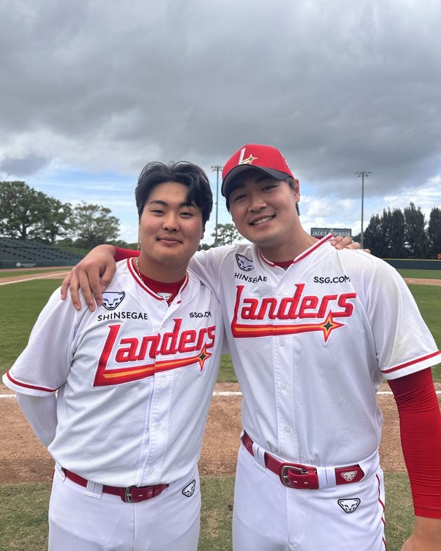 SSG 랜더스가 미국 현지시간 기준 18일 플로리다주 베로비치 1차 스프링캠프에서 두 번째 홍백전을 치렀다. 이날 경기에서 만루홈런을 때린 고명준(왼쪽), 1이닝을 무실점으로 틀어막은 전영준(오른쪽)이 각각 투수, 타자 MVP를 차지했다. SSG 랜더스