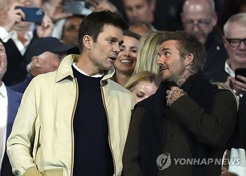 크리스 데이비스 감독이 이끄는 버밍엄이 19일(한국시간) 영국 버밍엄에 있는 홈구장 세인트 앤드루스 경기장에서 열린 브래드포드와의 2024-2025시즌 잉글랜드풋볼리그(EFL) 트로피 준결승에서 2-1로 승리했다.&nbsp; 이미 카라바오컵과 FA컵에서 떨어진 버밍엄은 2~4부 팀들이 참가하는 EFL 트로피 대회에서 결승에 진출하며 영국 축구의 성지 웸블리 스타디움에서 트로피 도전에 나서게 된다.&nbsp;연합뉴스