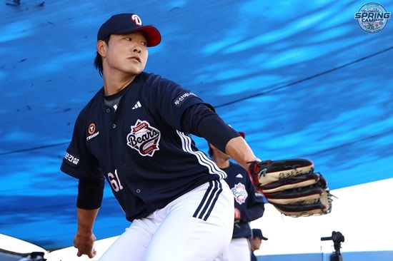 두산 베어스 투수 최원준이 호주 블랙타운 스프링캠프에서 투구 훈련을 소화하고 있다. 두산 베어스