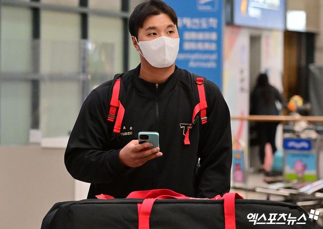 KIA 타이거즈 선수단이 미국 캘리포니아주 어바인 그레이트 파크 베이스볼 컴플렉스에서 진행한 1차 스프링캠프를 마치고 19일 오후 인천국제공항을 통해 귀국했다. 입국장을 빠져나오는 KIA 변우혁. 인천공항, 김한준 기자