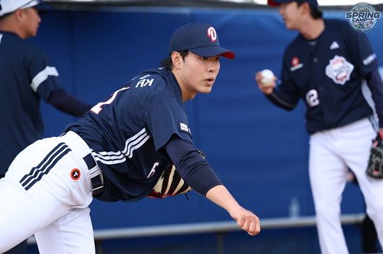 두산 베어스 투수 최원준이 호주 블랙타운 스프링캠프에서 투구 훈련을 소화하고 있다. 두산 베어스