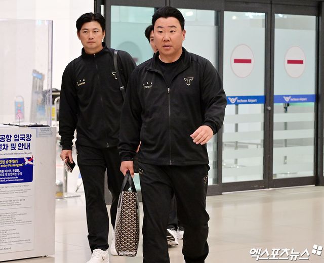KIA 타이거즈 선수단이 미국 캘리포니아주 어바인 그레이트 파크 베이스볼 컴플렉스에서 진행한 1차 스프링캠프를 마치고 19일 오후 인천국제공항을 통해 귀국했다. 입국장을 빠져나오는 KIA 이범호 감독. 인천공항, 김한준 기자