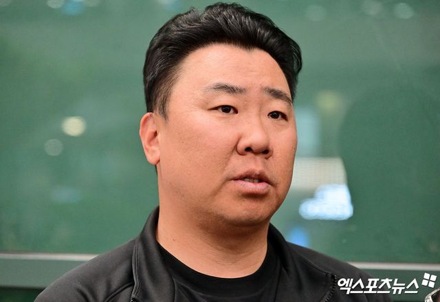 KIA 타이거즈 선수단이 미국 캘리포니아주 어바인 그레이트 파크 베이스볼 컴플렉스에서 진행한 1차 스프링캠프를 마치고 19일 오후 인천국제공항을 통해 귀국했다. 취재진과 대화나누는 KIA 이범호 감독. 인천공항, 김한준 기자