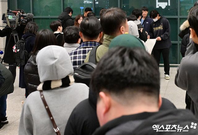 KIA 타이거즈 선수단이 미국 캘리포니아주 어바인 그레이트 파크 베이스볼 컴플렉스에서 진행한 1차 스프링캠프를 마치고 19일 오후 인천국제공항을 통해 귀국했다. KIA 김도영이 팬들에게 사인을 해주고 있다. 엑스포츠뉴스 DB