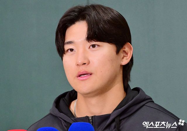 KIA 타이거즈 선수단이 미국 캘리포니아주 어바인 그레이트 파크 베이스볼 컴플렉스에서 진행한 1차 스프링캠프를 마치고 19일 오후 인천국제공항을 통해 귀국했다. 취재진과 인터뷰하는 KIA 김도영. 인천공항, 김한준 기자