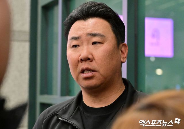 KIA 타이거즈 선수단이 미국 캘리포니아주 어바인 그레이트 파크 베이스볼 컴플렉스에서 진행한 1차 스프링캠프를 마치고 19일 오후 인천국제공항을 통해 귀국했다. 취재진과 대화나누는 KIA 이범호 감독. 인천공항, 김한준 기자