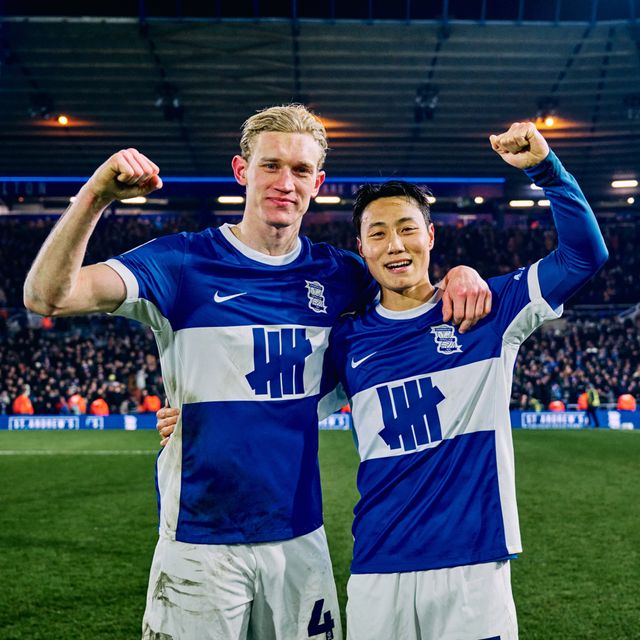 크리스 데이비스 감독이 이끄는 버밍엄이 19일(한국시간) 영국 버밍엄에 있는 홈구장 세인트 앤드루스 경기장에서 열린 브래드포드와의 2024-2025시즌 잉글랜드풋볼리그(EFL) 트로피 준결승에서 2-1로 승리했다.&nbsp; 이미 카라바오컵과 FA컵에서 떨어진 버밍엄은 2~4부 팀들이 참가하는 EFL 트로피 대회에서 결승에 진출하며 영국 축구의 성지 웸블리 스타디움에서 트로피 도전에 나서게 된다.&nbsp;버밍엄