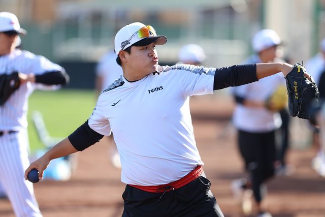 LG 투수 장현식은 지난 16일(현지시간) 저녁 보행 중 미끄러운 길 탓에 오른발을 헛디뎠다. 오른쪽 발목 염좌가 발생해 한국행 비행기에 탑승. 병원 정밀검사를 진행할 예정이다. LG 트윈스