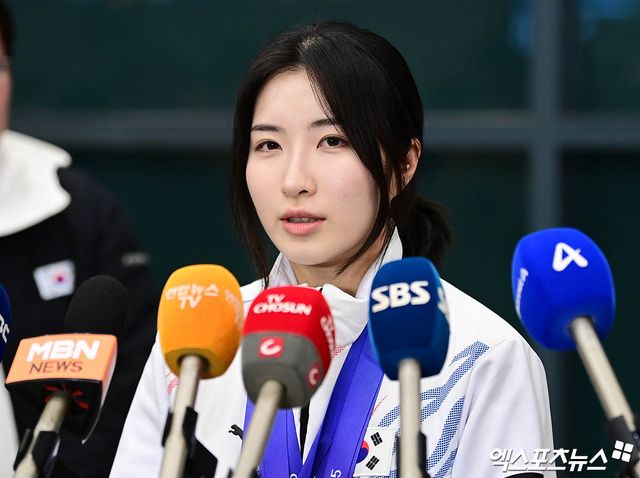 대한민국 쇼트트랙 국가대표 선수단이 '2025 하얼빈 동계 아시안게임'을 마친 뒤 10일 오후 인천국제공항을 통해 귀국했다. 대표팀 김길리가 입국장에서 취재진과 인터뷰를 나누고 있다. 엑스포츠뉴스 DB