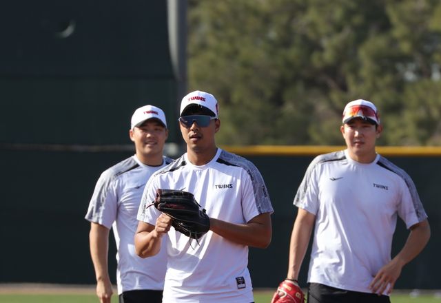 LG 투수 정우영(가운데)은 최근 2년간 부진하며 마음고생을 했다. 비시즌 미국으로 개인 훈련을 가는 등 반등을 위해 철저하게 준비하고 있다. LG 트윈스