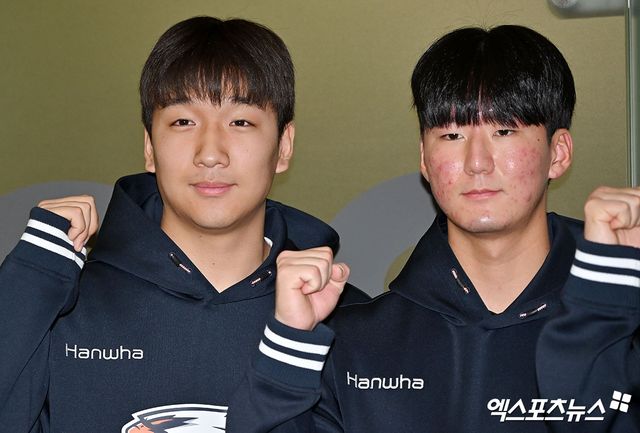 한화 이글스 선수단이 스프링캠프 참가를 위해 22일 오전 인천국제공항을 통해 호주 멜버른으로 출국했다. 한화 권민규와 이민재가 포즈를 취하고 있다. 엑스포츠뉴스DB