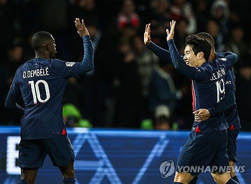 루이스 엔리케 감독이 이끄는 PSG가 2일(한국시간) 프랑스 브레스트에 있는 스타드 프랑시스-르블레에서 열린 브레스트와의 2024-2025시즌 리그1 20라운드 원정 경기에서 5-2 대승을 거뒀다. 두 경기 연속 해트트릭을 달성한 PSG 공격수 우스망 뎀벨레가 이강인의 도움을 칭찬했다.&nbsp;연합뉴스