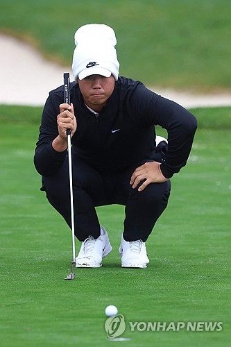 김주형이 2일 미국 캘리포니아주 페블비치의 페블비치 골프 링크스에서 열린 미국프로골프 PGA 투어 AT&T 페블비치 프로암 3라운드에서 각도를 가늠하고 있다. AFP/연합뉴스
