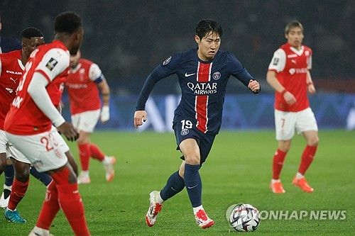 루이스 엔리케 감독이 이끄는 PSG가 2일(한국시간) 프랑스 브레스트에 있는 스타드 프랑시스-르블레에서 열린 브레스트와의 2024-2025시즌 리그1 20라운드 원정 경기에서 5-2 대승을 거뒀다. 두 경기 연속 해트트릭을 달성한 PSG 공격수 우스망 뎀벨레가 이강인의 도움을 칭찬했다.&nbsp;연합뉴스