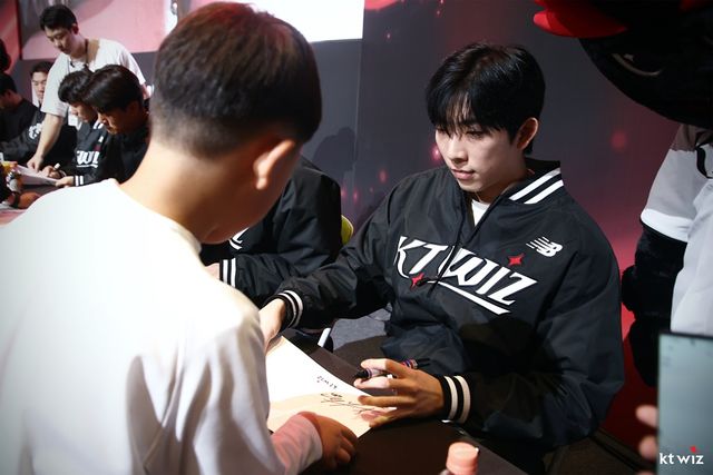 KT 위즈 선발투수 오원석이 지난해 열린 KT의 팬 페스티벌에서 사인회에 임하고 있다. KT 위즈