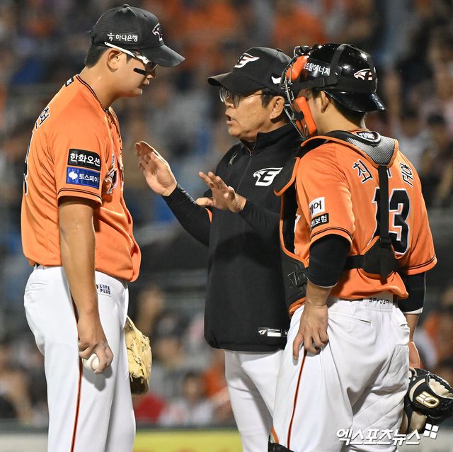 27일 오후 대전 한화생명이글스파크에서 열린 '2024 신한 SOL Bank KBO리그' KIA 타이거즈와 한화 이글스의 경기, 7회초 2사 만루 한화 양상문 코치가 마운드를 방문해 김서현과 대화를 나누고 있다. 엑스포츠뉴스DB