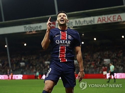 PSG가 2일(한국시간) 프랑스 브레스트에 있는 스타드 프랑시스-르 블레 경기장에서 열린 브레스트와의 2024-2025시즌 리그1 20라운드 원정 경기에서 우스망 뎀벨레의 해트트릭을 앞세워 5-2 대승을 거뒀다.&nbsp; 이강인이 미드필더로 선발 출전해 뎀벨레의 골을 도우며 리그 4호 도움을 기록했고 교체 투입된 곤살루 하무스 역시 멀티 골을 터뜨려 유럽축구연맹(UEFA) 챔피언스리그 16강 플레이오프 상대인 브레스트를 대폭격했다.&nbsp;연합뉴스