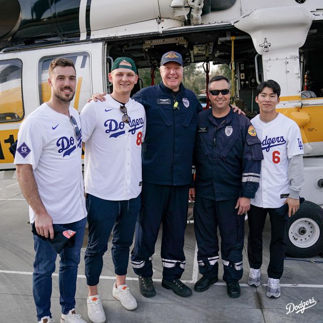미국 메이저리그 LA 다저스에 입단한 김혜성(오른쪽)이 1일 소방서를 방문해 기념촬영하고 있다. LA 다저스 공식 SNS