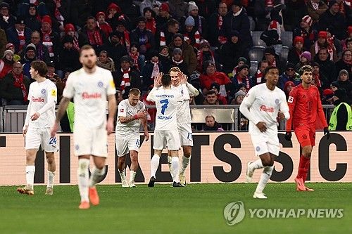 뱅상 콤파니 감독이 이끄는 뮌헨이 지난 1일(한국시간) 독일 뮌헨에 있는 알리안츠 아레나에서 열린 홀슈타인 킬과의 2024-2025시즌 분데스리가 20라운드 홈 경기에서 후반 막판 추격을 허용했지만, 4-3 승리를 지켜냈다.&nbsp;연합뉴스