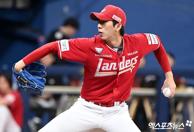 KT 위즈 선발투수 오원석이 지난해 SSG 랜더스 소속으로 정규시즌 경기에 등판해 투구하고 있다. 엑스포츠뉴스 DB