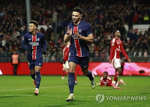 PSG가 2일(한국시간) 프랑스 브레스트에 있는 스타드 프랑시스-르 블레 경기장에서 열린 브레스트와의 2024-2025시즌 리그1 20라운드 원정 경기에서 우스망 뎀벨레의 해트트릭을 앞세워 5-2 대승을 거뒀다.&nbsp; 이강인이 미드필더로 선발 출전해 뎀벨레의 골을 도우며 리그 4호 도움을 기록했고 교체 투입된 곤살루 하무스 역시 멀티 골을 터뜨려 유럽축구연맹(UEFA) 챔피언스리그 16강 플레이오프 상대인 브레스트를 대폭격했다.&nbsp;연합뉴스