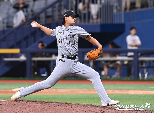11일 오후 서울 구로구 고척스카이돔에서 열린 '2024 신한 SOL뱅크 KBO리그' 한화 이글스와 키움 히어로즈의 경기, 11회말 한화 김서현이 공을 힘차게 던지고 있다. 엑스포츠뉴스DB