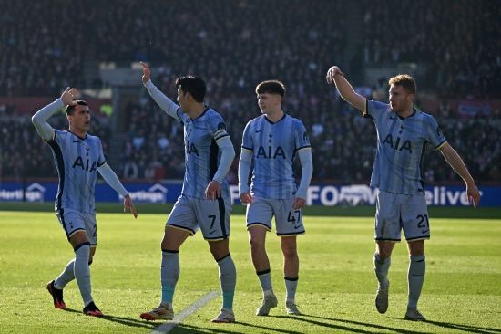 호주 출신 안지 포스테코글루 감독이 이끄는 토트넘은 2일(한국시간) 영국 브렌트퍼드의 지테크 커뮤니티 스타디움에서 열린 2024-2025 프리미어리그 24라운드 원정 경기에서 홈팀 브렌트퍼드를 2-0으로 눌렀다. 토트넘은 올해 들어 열린 프리미어리그 4경기에서 모두 패했으나 브렌트퍼드 원정에서 귀중한 승리를 챙기며 드디어 승리했다. 최근 프리미어리그 7경기로 범위를 넓혀도 지난해 30일 울버햄프턴과의 홈 경기 2-2 무승부가 유일한 승점일 정도로, 1무 6패로 부진에 시달렸으나 8경기 만에 모처럼 승점 3을 따냈다. 손흥민은 이날 상대 자책골을 유도하는 코너킥을 차고, 쐐기골 어시스트를 기록하는 등 맹활약하며 승리 일등공신이 됐다.