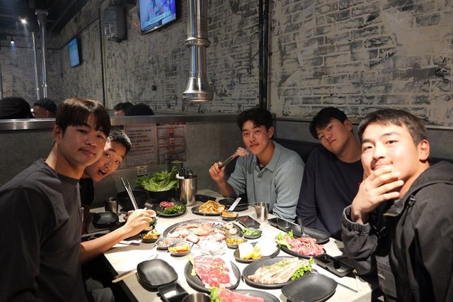 키움 히어로즈 선수들이 미국 스프링캠프에서 열린 선수단 회식에서 기념촬영하고 있다. 키움 히어로즈