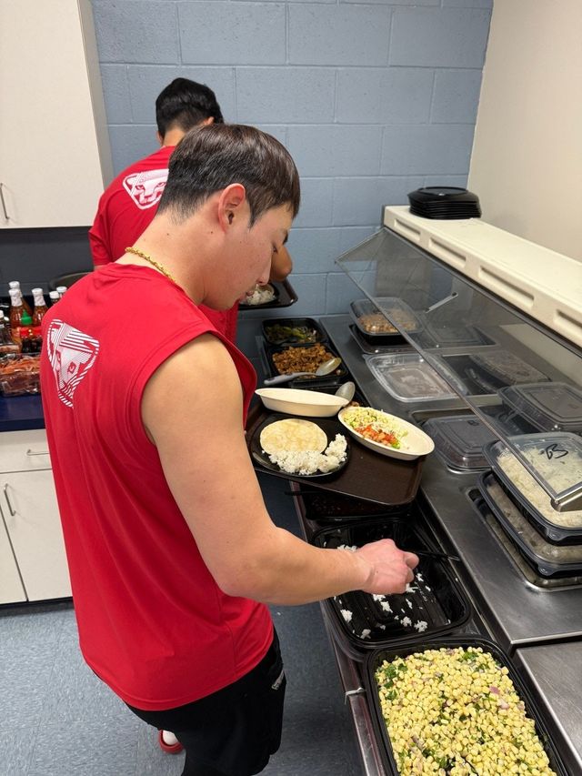 SSG 랜더스 선수들이 미국 스프링캠프에서 추신수 보좌역이 제공한 특식을 쟁반에 담고 있다. SSG 랜더스