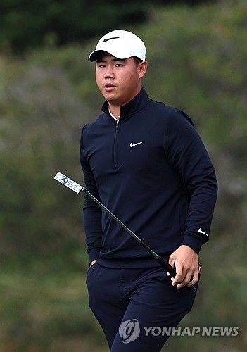 김주형이 2일 미국 캘리포니아주 페블비치의 페블비치 골프 링크스에서 열린 미국프로골프 PGA 투어 AT&T 페블비치 프로암 3라운드에서 이동하고 있다. AFP/연합뉴스