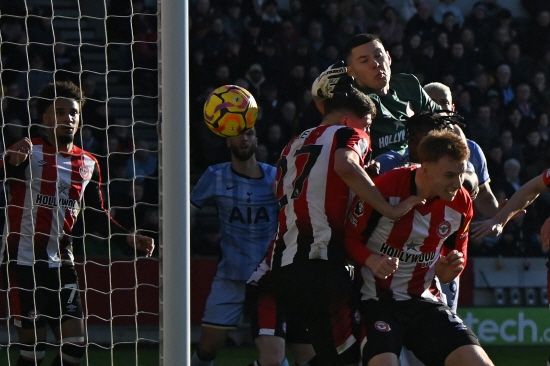 호주 출신 안지 포스테코글루 감독이 이끄는 토트넘은 2일(한국시간) 영국 브렌트퍼드의 지테크 커뮤니티 스타디움에서 열린 2024-2025 프리미어리그 24라운드 원정 경기에서 홈팀 브렌트퍼드를 2-0으로 눌렀다. 토트넘은 올해 들어 열린 프리미어리그 4경기에서 모두 패했으나 브렌트퍼드 원정에서 귀중한 승리를 챙기며 드디어 승리했다. 최근 프리미어리그 7경기로 범위를 넓혀도 지난해 30일 울버햄프턴과의 홈 경기 2-2 무승부가 유일한 승점일 정도로, 1무 6패로 부진에 시달렸으나 8경기 만에 모처럼 승점 3을 따냈다. 손흥민은 이날 상대 자책골을 유도하는 코너킥을 차고, 쐐기골 어시스트를 기록하는 등 맹활약하며 승리 일등공신이 됐다.