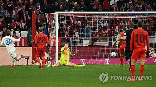 뱅상 콤파니 감독이 이끄는 뮌헨이 지난 1일(한국시간) 독일 뮌헨에 있는 알리안츠 아레나에서 열린 홀슈타인 킬과의 2024-2025시즌 분데스리가 20라운드 홈 경기에서 후반 막판 추격을 허용했지만, 4-3 승리를 지켜냈다.&nbsp;연합뉴스