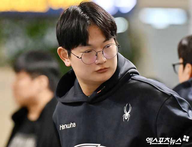 한화 이글스 선수단이 스프링캠프 참가를 위해 22일 오전 인천국제공항을 통해 호주 멜버른으로 출국했다. 한화 김서현이 출국 수속을 밟고 있다. 엑스포츠뉴스DB