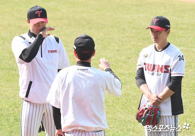 LG 투수 백승현-내야수 신민재(왼쪽부터). 이들은 초등학교 때부터 함께 야구한 절친한 사이다. 엑스포츠뉴스 DB