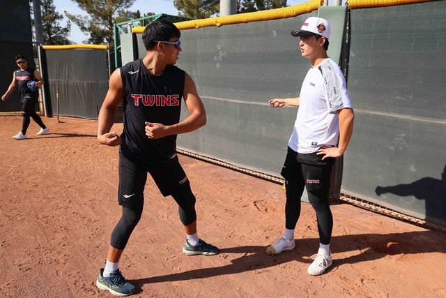 LG 투수 정우영(왼쪽)은 최근 2년간 부진하며 마음고생을 했다. 비시즌 미국으로 개인 훈련을 가는 등 반등을 위해 철저하게 준비하고 있다. LG 트윈스