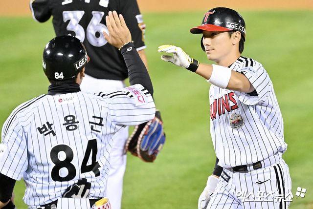 LG 내야수 신민재(오른쪽). 그는 지난해 커리어하이를 뒤로 하고 2025시즌 힘찬 도약을 다짐했다. 엑스포츠뉴스 DB