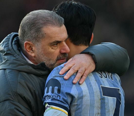 호주 출신 안지 포스테코글루 감독이 이끄는 토트넘은 2일(한국시간) 영국 브렌트퍼드의 지테크 커뮤니티 스타디움에서 열린 2024-2025 프리미어리그 24라운드 원정 경기에서 홈팀 브렌트퍼드를 2-0으로 눌렀다. 토트넘은 올해 들어 열린 프리미어리그 4경기에서 모두 패했으나 브렌트퍼드 원정에서 귀중한 승리를 챙기며 드디어 승리했다. 최근 프리미어리그 7경기로 범위를 넓혀도 지난해 30일 울버햄프턴과의 홈 경기 2-2 무승부가 유일한 승점일 정도로, 1무 6패로 부진에 시달렸으나 8경기 만에 모처럼 승점 3을 따냈다. 손흥민은 이날 상대 자책골을 유도하는 코너킥을 차고, 쐐기골 어시스트를 기록하는 등 맹활약하며 승리 일등공신이 됐다.