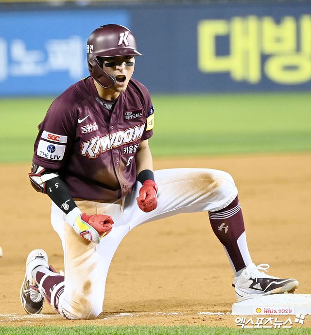 미국 메이저리그 샌프란시스코 자이언츠 이정후가 친정 키움 히어로즈 소속으로 KBO리그에서 활약하던 시절 안타를 친 뒤 포효하고 있다. 엑스포츠뉴스 DB