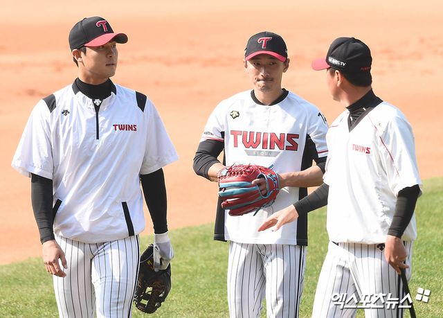 LG 투수 백승현-내야수 신민재(왼쪽부터). 이들은 초등학교 때부터 함께 야구한 절친한 사이다. 엑스포츠뉴스 DB