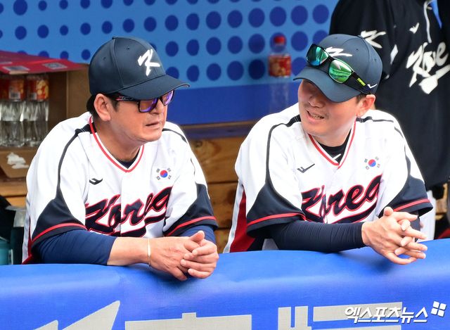 3일 오후 중국 항저우 사오싱 야구 스포츠 문화센터(Shaoxing Baseball & Softball Sports Centre-Baseball)에서 열린 '2022 항저우 아시안게임' 야구 조별리그 B조 3차전 대한민국과 태국의 경기, 대한민국 류중일 감독과 류지현 코치가 대화를 나누고 있다. 엑스포츠뉴스 DB