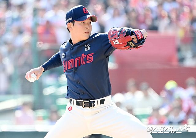 롯데 자이언츠 투수 최준용이 팔꿈치 인대 미세 손상으로 대만 타이난 스프링캠프 훈련을 소화하다가 조기 귀국했다. 엑스포츠뉴스 DB
