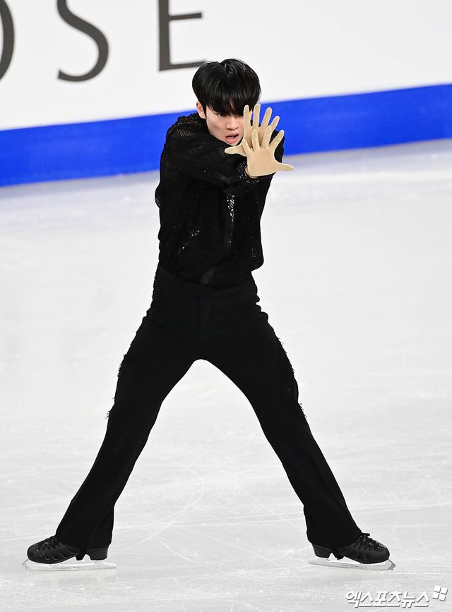 피겨스케이팅 차준환이 20일 서울 목동아이스링크에서 열린 ISU 사대륙선수권대회 남자 싱글 쇼트프로그램에서 연기하고 있다. 목동, 박지영 기자