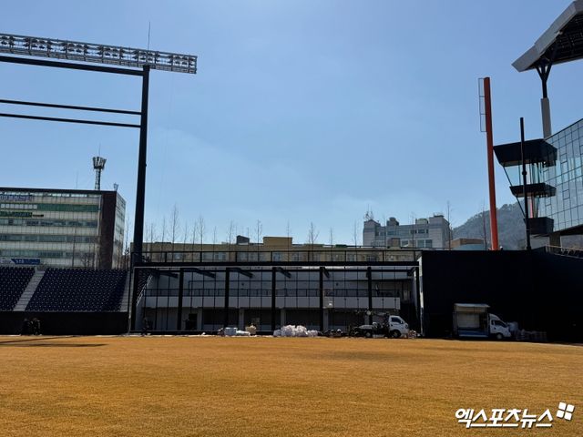 우측 외야, 복층 불펜 앞에 설치된 몬스터월 표면은 투명 유리인 미디어 글라스로 되어 있어 경기 정보, 광고판 등 보조 전광판 역할까지 할 예정이다. 엑스포츠뉴스DB