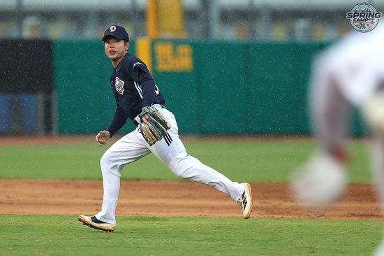 두산 베어스 내야수 오명진이 호주 블랙타운 스프링캠프에서 훈련에 임하고 있다. 두산 베어스